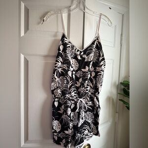 Vince Camuto Black & White Floral Tropical Print Romper Sz S Resort Beach Pool